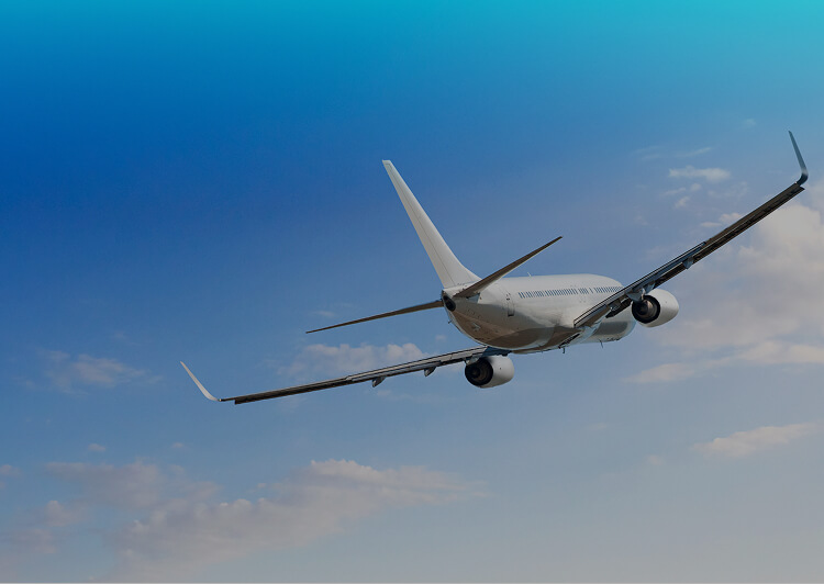 青空に飛び立つ飛行機