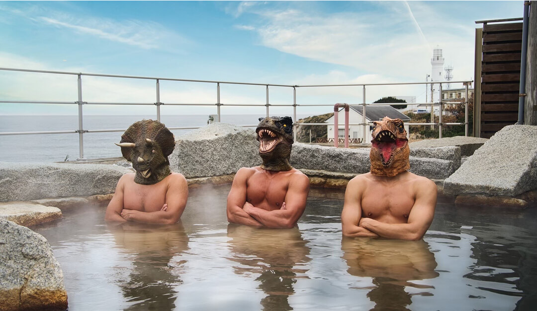温泉、筋肉、恐竜のコラボ