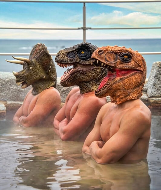温泉、筋肉、恐竜のコラボ