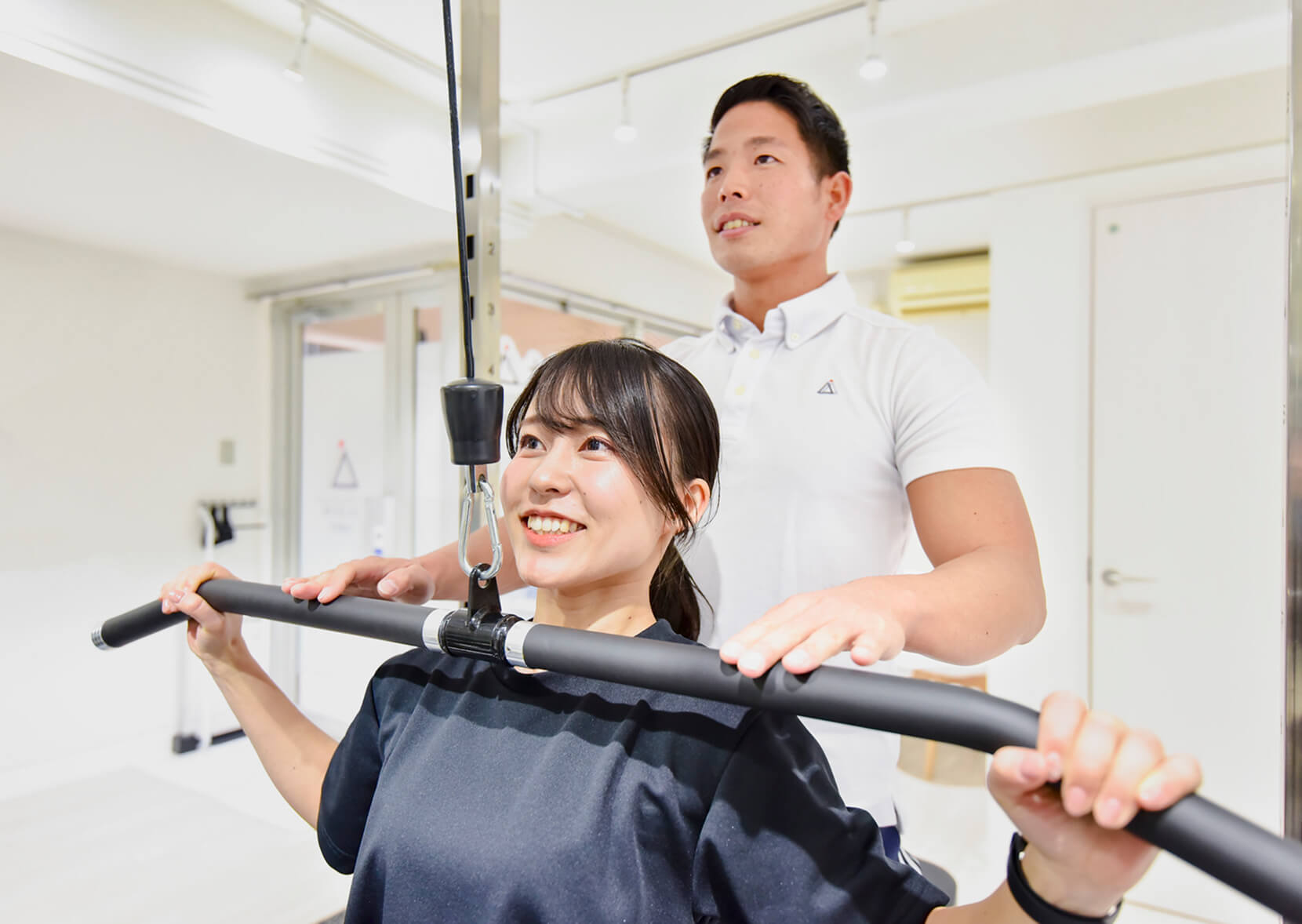 女性がパーソナルトレーニングを受けている様子